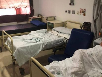 Una habitación de la unidad de Psiquiatría del hospital Virgen del Rocío de Sevilla.