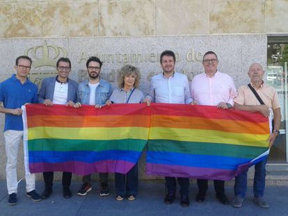 Portavoces de los grupos de PSOE, C&#039;s y APB junto a activistas de Arc&oacute;poli en el Ayuntamiento de Boadilla. 