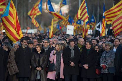 Representantes del Gobierno catal&aacute;n arropan a Artur Mas, ayer en Barcelona.