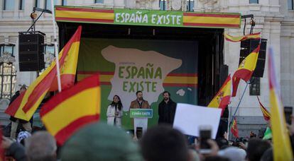 Desde la izquierda, Rocío Monasterio, Santiago Abascal e Iván Espinosa de los Monteros, en la manifestación en Madrid, el 12 de Madrid.