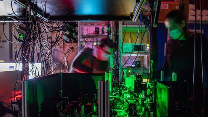 QuTech researchers work on one of the quantum network’s nodes, where mirrors and filters guide laser beams onto the diamond chip.