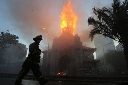 Bomberos trabajan en la zona del incendio de la iglesia de La Asunción.