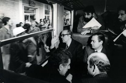 Lepoldo Calvo-Sotelo, ministro de Obras Públicas, saluda a la gente que se encuentran en el andén desde el interior de un vagón en la inauguración de la línea ferroviaria entre Aluche (Madrid) y Móstoles, el 28 de octubre de 1976.