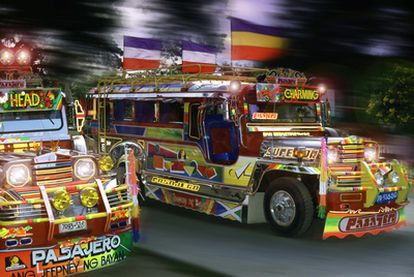 Los llamados <b><i>jeepneys, </b></i>transporte colectivo típico de Filipinas, en la ciudad de Cebú.