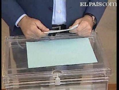 El líder de la oposición, Mariano Rajoy, ha votado pasadas las 11.00 en el colegio Aravaca de Madrid acompañado por su mujer, Elvira Fernández.