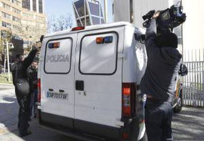 Furgón de la Policía Nacional que ha trasladado hoy al expresidente de la CEOE, Gerardo Díaz Ferrán, a los juzgados de Plaza de Castilla para declarar por una causa relacionada con un crédito de Caja Madrid a la aerolínea Air Comet. Díaz Ferrán había declarado anteriormente en la Audiencia Nacional donde el juez Eloy Velasco ha decretado su prisión eludible con una fianza de 30 millones de euros, como encausado en la "Operación Crucero".