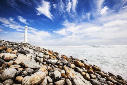 Históricos, modernos, con rayas y sin ellas, compactos, estilizados y levantados en la costa, en una isla o en mar abierto. Algunos están gafados y otros se han convertido en románticos alojamientos. De Finlandia a Nueva Zelanda, y de Estados Unidos a India, ruta por 10 faros que deslumbrarán a cualquier viajero, como el de Slangkop (en la imagen), en el Cabo de Buena Esperanza (Sudáfrica).