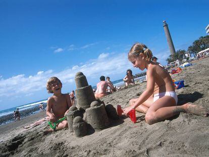 Niños jugando en la playa de Maspalomas, Islas Canarias, España