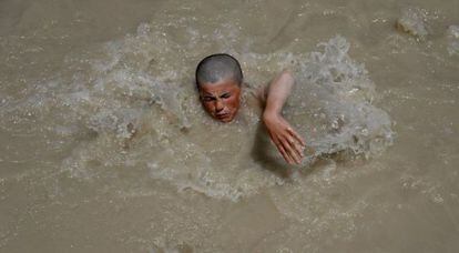 Un joven nada en aguas fangosas a las afueras de Mazar-i-sharif (Afganistán).