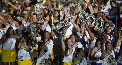 BQ03. BARRANQUILLA (COLOMBIA), 19/07/2018.- La delegación de Colombia desfila durante la ceremonia de apertura de los XXIII Juegos Centroamericanos y del Caribe hoy, jueves 19 de julio de 2018, en Barranquilla (Colombia). La inauguración, que tiene a Shakira como artista principal, comenzó hoy con la aparición de la ex Miss Universo y modelo colombiana Paulina Vega en el centro de la cancha del estadio Metropolitano Roberto Meléndez de Barranquilla. EFE/Luis Eduardo Noriega A.