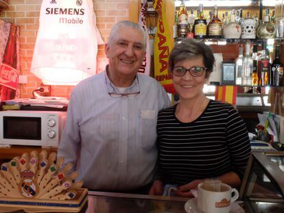 Ángel Martín y Lola Bermejo, los dueños del bar Los Ángeles, que fundó en 1956 el padre de Ángel y que ahora es un bastión madridista en el pueblo de Los Molinos. "Juntos logramos que este bar signifique algo para el pueblo", dicen.