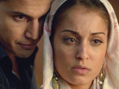 Javier Morey (Álex González) y Fátima Ben Barek (Hiba Abouk) en la serie.