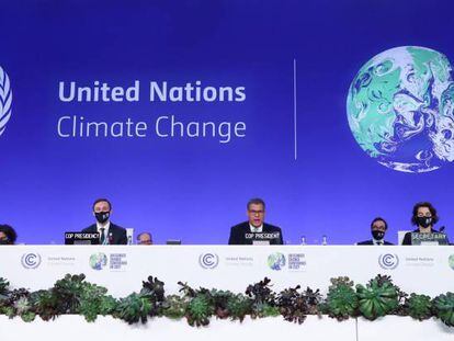 El presidente de la cumbre del clima en su 26º edición (COP26), Alok Sharma (tercero por la izquierda), concluida el sábado 13 de noviembre. 