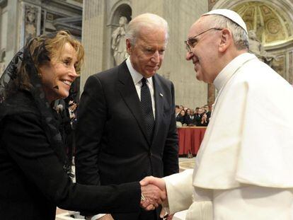 El Papa saluda al entonces vicepresidente de EEUU, Joe Biden, y a su esposa, en su visita al Vaticano.