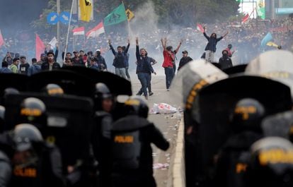 Estudiantes indonesios protestan frente al edificio del Parlamento en Yakarta (Indonesia). La protesta es en contra de la nueva ley que ha propuesto la modificación del código penal y el debilitamiento de la comisión anticorrupción del país.