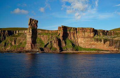 Vista de Old Man of Hoy, im 'stack' en la costa de la escocesa isla de Hoy, en las Orcadas.
