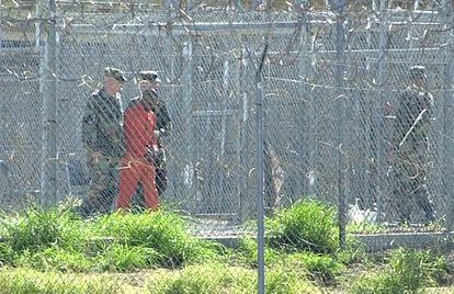 Des del 2002, els EUA han utilitzat una presó d'alta seguretat a la base naval de Guantánamo, a Cuba. Allà portaven els detinguts acusats de terrorisme, la majoria procedents de l'Afganistan, durant la invasió nord-americana del país. La instal·lació continua oberta encara que Obama n'ha anunciat el tancament. A Guantánamo hi ha actualment 116 presos. Menys de la meitat han estat autoritzats a anar-se'n si es troba un país que vulgui acollir-los.