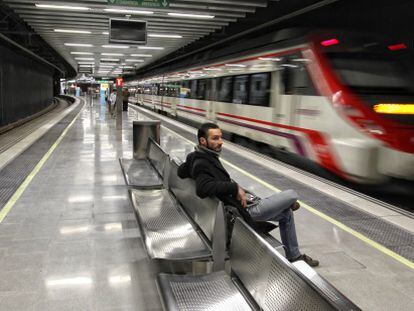 Un tren de cercanías, en la estación de La Sagrera-Meridiana (Barcelona).