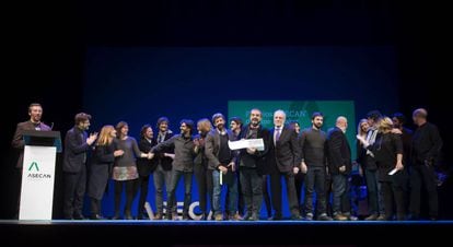 El equipo de &#039;El hombre de las mil caras&#039; durante la 29 Gala de entrega de premios de cine andaluz.