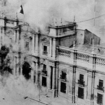 El Palacio Presidencial de Chile bombardeado por las Fuerzas Armadas el 11 de septiembre de 1973.