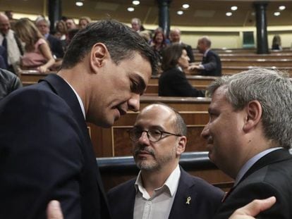 Pedro Sánchez, amb els diputats del PDeCAT Carles Campuzano i Jordi Xuclà.