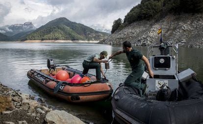 Integrantes de la unidad subacuática GEAS de la Guardia Civil en tareas de búsqueda de la pareja desaparecida en el pantano de Susqueda (Girona).