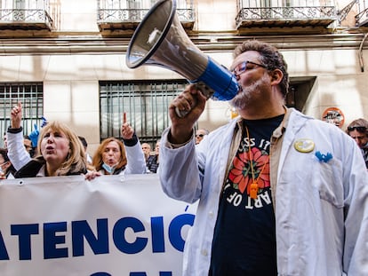 Varios sanitarios se manifiestan para reclamar mejoras en el primer nivel asistencial, este miércoles en Madrid.