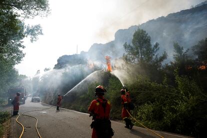 Trabajos de extinción del fuego en Artesa de Segre (Lleida).