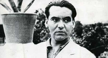 García Lorca en la Huerta de San Vicente, Granada (1935).