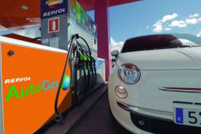 Un veh&iacute;culo con motor bifuel de Fiat reposta en una gasolinera con autog&aacute;s de Repsol.