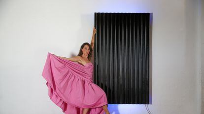 La bailaora Ana Morales, delante de la obra 'SIGNAL', en el taller del artista Cachito.