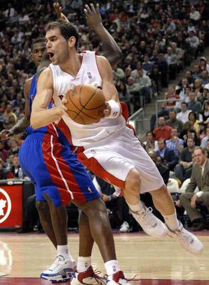 Calderón en un lance del juego durante el partido que enfretó a su equipo a los Pistons de Detroit.