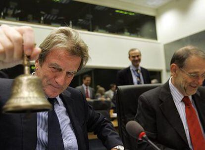 El ministro de Exteriores francés, Bernard Kouchner, toca una campanilla para dar inicio a la reunión de sus homólogos europeos en Luxemburgo.
