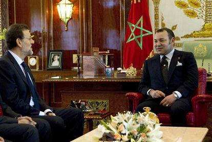 Mariano Rajoy, ayer en Rabat con el rey de Marruecos, Mohamed VI, durante el primer viaje oficial del presidente español.