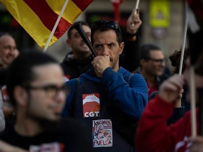 Concentración de trabajadores del Bicing frente al Ayuntamiento de Barcelona durante la huelga que ha comenzado este martes.