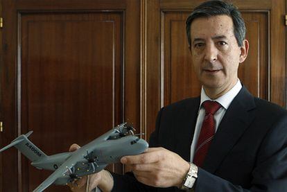 Constantino Méndez, secretario de Estado de Defensa, muestra una maqueta del nuevo avión A400M.