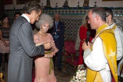 La duquesa de Alba, Cayetana Fitz-James Stuart, y Alfonso Díez Carabantes, en el momento de contraer matrimonio en el palacio de Dueñas.