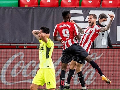 El defensa del Atlético, Stefan Savic, se lamenta del segundo gol del Athletic, obra de Íñigo Martínez, que lo celebra al fondo con Williams. EFE/Javier Zorrilla