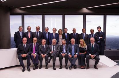 Los empresarios junto a Felipe González