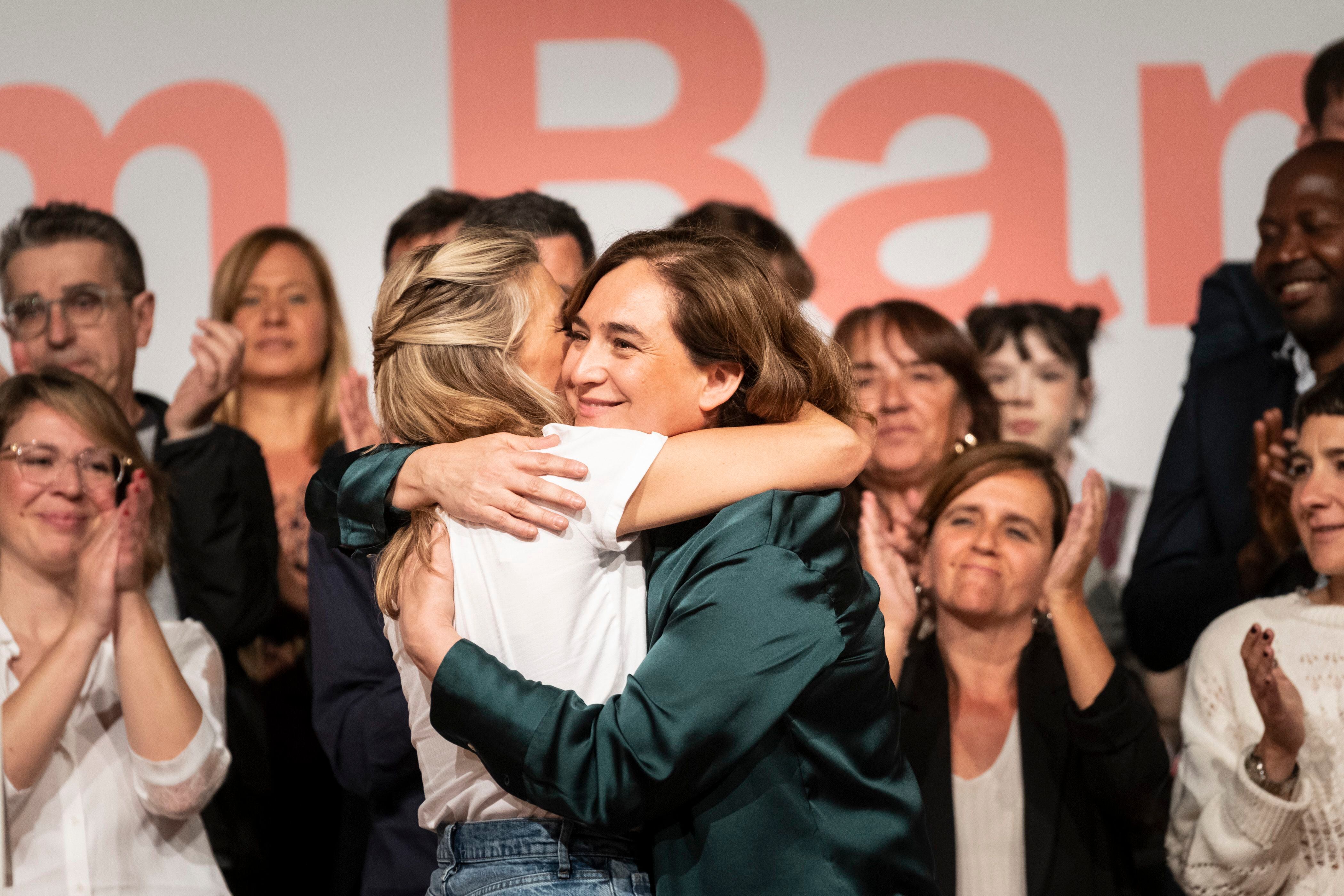 La vicepresidenta segunda del Gobierno y líder de Sumar, Yolanda Díaz y la alcaldesa de Barcelona y candidata de los comunes a la reelección, Ada Colau, este sábado en Barcelona.