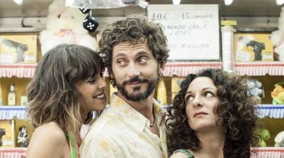 Paco León, entre Belén Cuesta (izquierda) y Ana Katz, en el filme.
