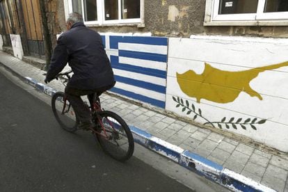 Un mural con las banderas de Grecia y Chipre, en Nicosia.