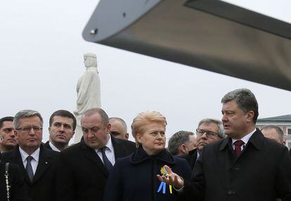 Dalia Grybauskaite junto al presidente ucranio Petr&oacute; Poroshenko, en la marcha del pasado domingo en Kiev.