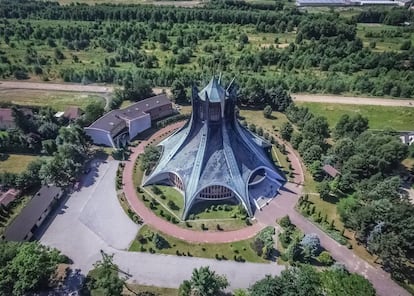 <strong>Corona de espinas</strong>. Iglesia de San Hermano Alberto Chmielowski, en Częstochowa. Las autoridades estatales decidieron emplazar la iglesia en los campos, lejos de las zonas residenciales y de la oficina parroquial. |