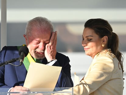 El recién juramentado presidente de Brasil, Luiz Inacio Lula da Silva, llora durante su ceremonia de toma de posesión, en Brasilia, el 1 de enero de 2023.