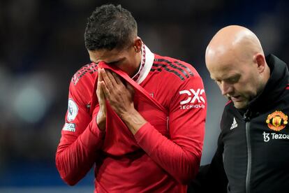 Varane se retira lesionado entre lágrimas en el Chelsea-Manchester United de este sábado.