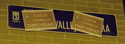 Miembros del Foro por la Memoria de la Comunidad de Madrid cambian el nombre a la calle del Doctor Vallejo Nájera por calle contra la Impunidad.