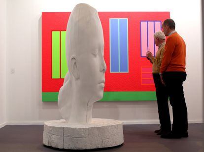 Dos visitantes observan un cuadro de Peter Halley ante una escultura de Jaume Plensa.