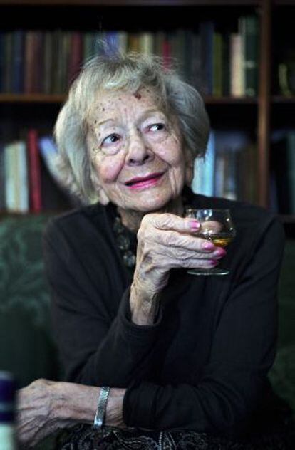 La poeta polaca premio Nobel de Literatura Wislawa Szymborska fotografiada en su casa de Cracovia Wislawa Szymborska.