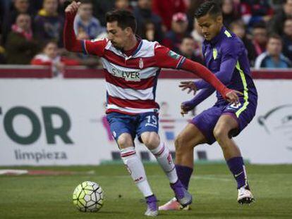 Cuenca controla el bal&oacute;n ante Rosales. 